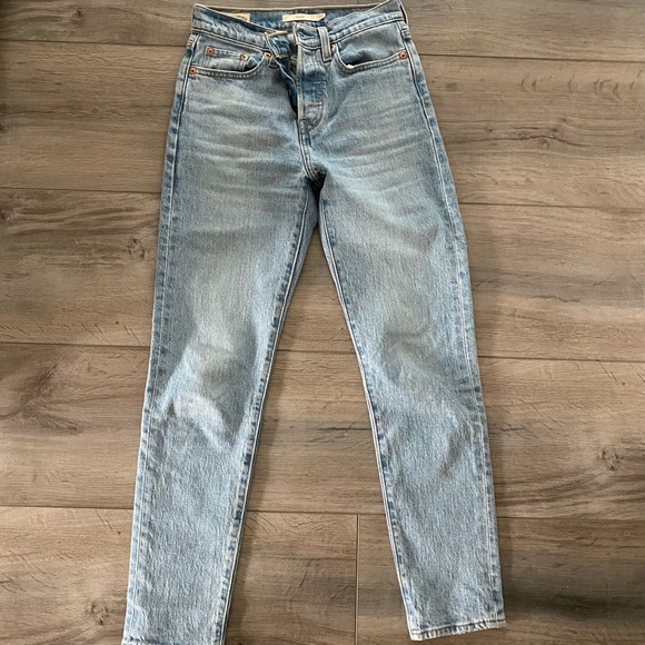 Wedgie Levi’s Jeans - Picture 2 of 4
